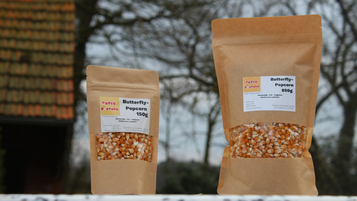 Popcornmais und Popcornöl von Posts Popcorn auf einem Tisch