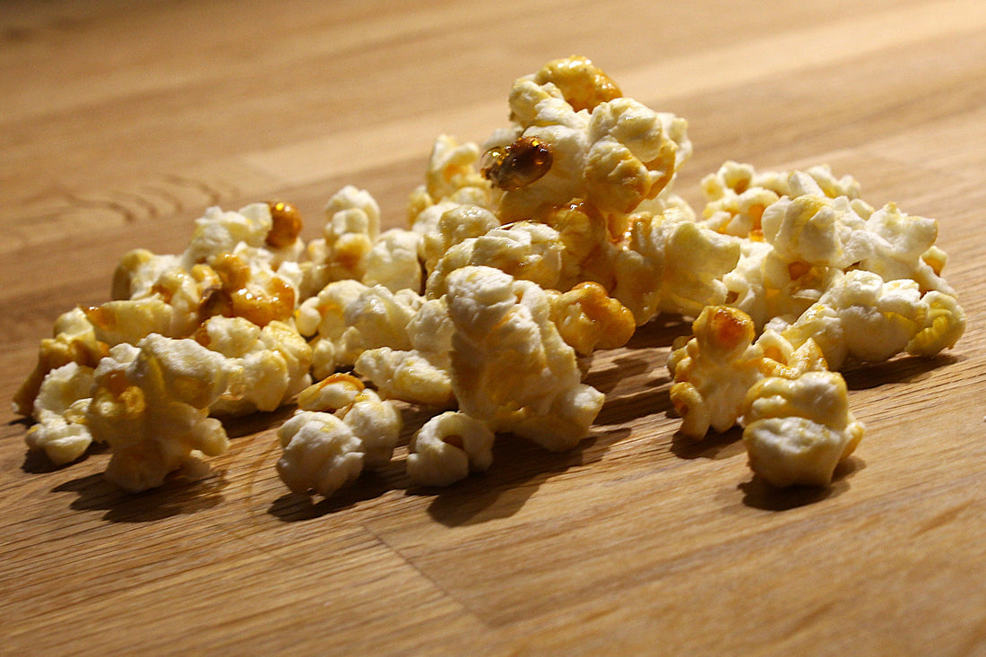 Frisch gepopptes Popcorn auf einem Holztisch