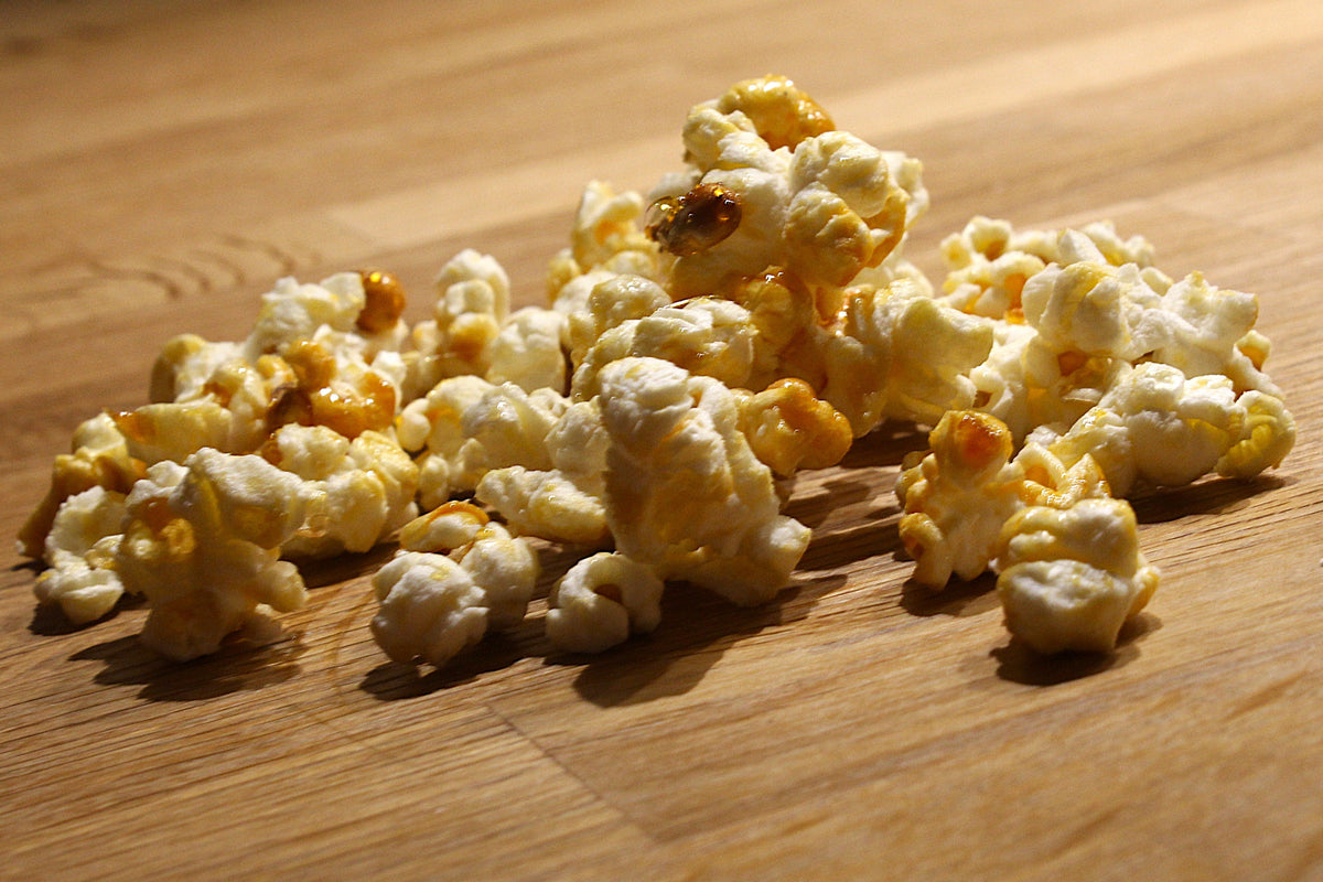 Frisch gepopptes Popcorn auf einem Holztisch