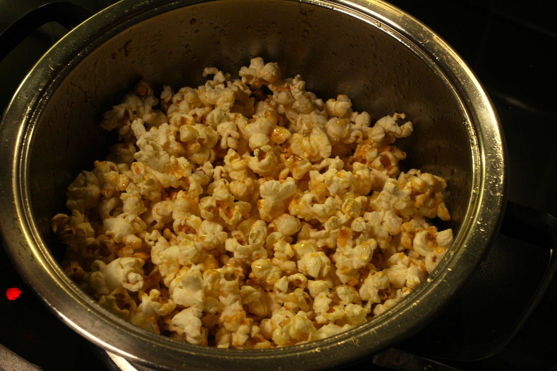 Fertiges Popcorn im Topf nach dem Poppen