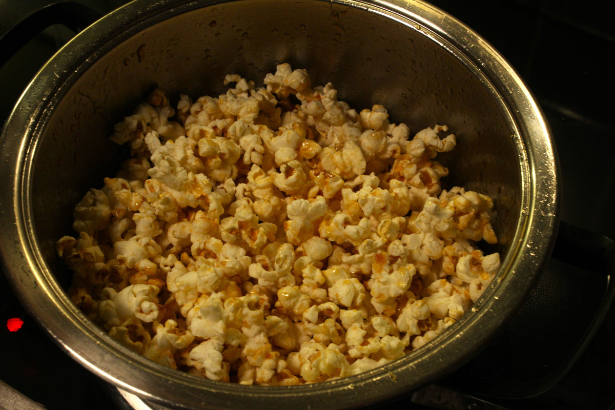 Fertiges Popcorn im Topf nach dem Poppen