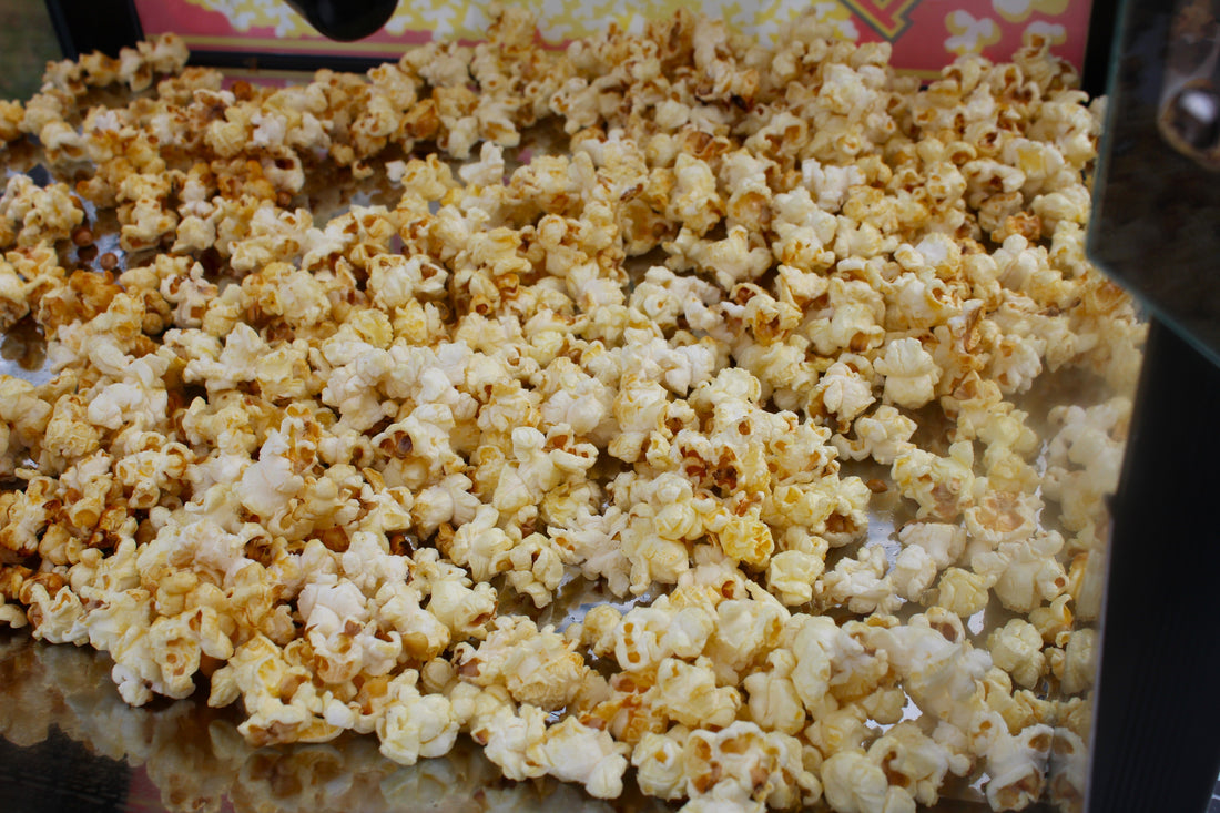 Popcorn poppt in einer Popcornmaschine