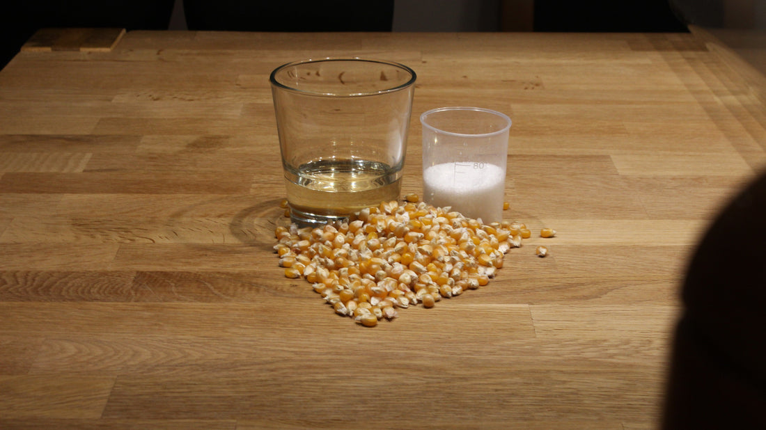 Zutaten für Popcorn: Mais und Öl